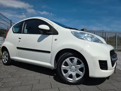 Gebraucht Peugeot 107 Urban Move 68 PS (50 kW) 2011 Weiß Kleinwagen