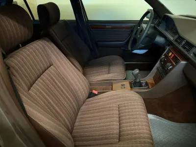 Gebraucht Mercedes E230 132 PS (97 kW) 1991 Gold Limousine