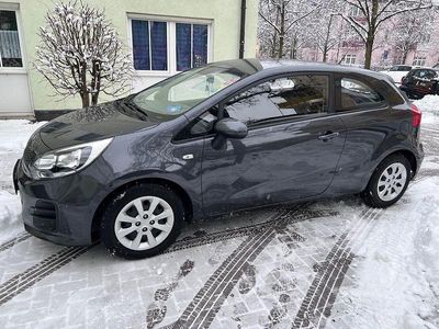 Grau Gebraucht 2015 Kia Rio Start Limousine | 6.599 € (Fairer Preis)