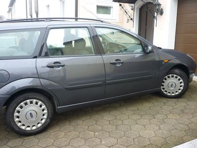 Grau metallic Gebraucht 2004 Ford Focus Kombi | 3.200 € (Teuer)