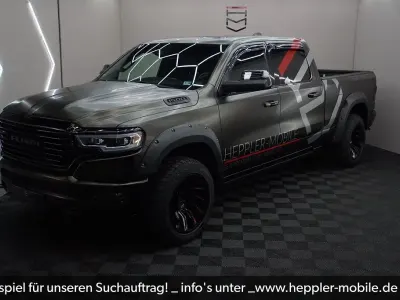 Gebraucht Dodge Ram 401 PS (294 kW) 2019 3m satin gold dust black folie Pickup