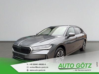Neu Skoda Superb Selection 204 PS (150 kW) 2025 Grau Kombi