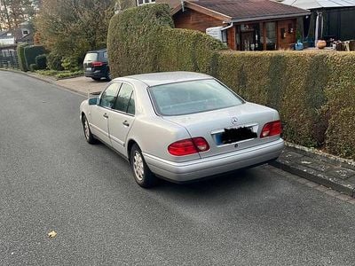 Gebraucht Mercedes E200 136 PS (100 kW) 1998 Silber Limousine