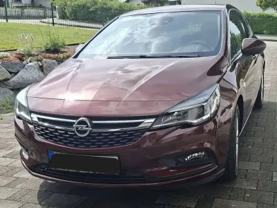 Używany Opel Astra Dynamic 150 KM (110 kW) 2018 Czerwony Sedan/Limuzyna