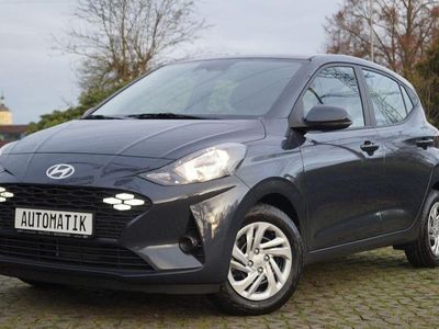 Neu Hyundai i10 63 PS (46 kW) 2025 Grau Kleinwagen
