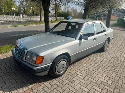 Second-hand Mercedes E220 150 CP (110 kW) 1992 Argintiu Berlinǎ