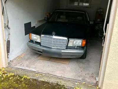 Second-hand Mercedes E300 182 CP (133 kW) 1988 Negru Berlinǎ