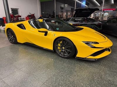 Gebraucht Ferrari SF90 1001 PS (736 kW) 2023 Gelb Cabrio