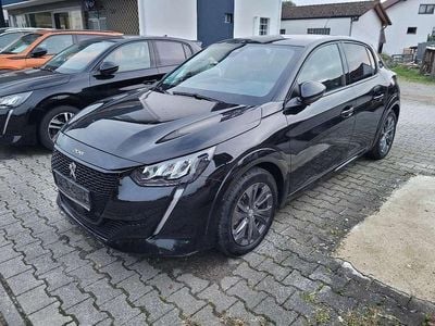 Gebraucht Peugeot e-208 Allure 100 kW (136 PS) 2021 Perla nera schwarz met. Kleinwagen