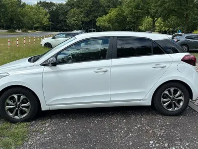 Gebraucht Hyundai i20 Advantage 101 PS (74 kW) 2020 Weiß Kleinwagen