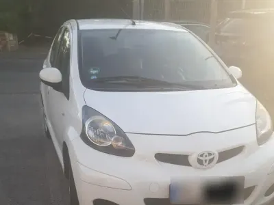 Gebraucht Toyota Aygo 68 PS (50 kW) 2011 Weiß Kleinwagen