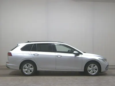 Używany VW Golf VIII Life 150 KM (110 kW) 2020 Srebrny Sedan/Limuzyna