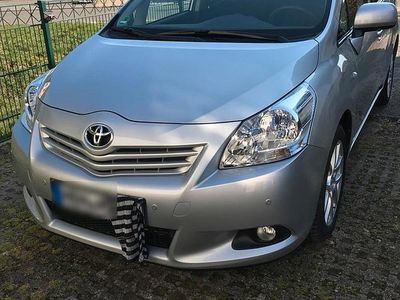 Gebraucht Toyota Verso Travel 147 PS (108 kW) 2012 Silber Van / Kleinbus