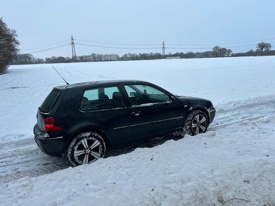 Schwarz Gebraucht 2002 VW Golf IV Kleinwagen | 1.300 € (Fairer Preis)