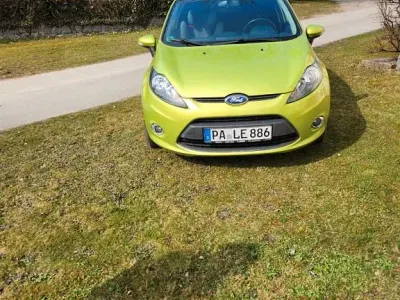 Gebraucht Ford Fiesta Ambiente 60 PS (44 kW) 2012 Grün Limousine