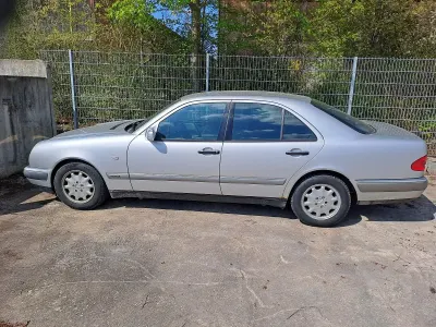 Gebraucht Mercedes E290 129 PS (94 kW) 1998 Silber Limousine