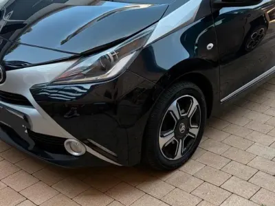 Gebraucht Toyota Aygo 69 PS (50 kW) 2015 Schwarz Kleinwagen