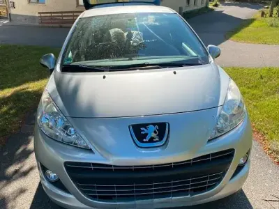 Gebraucht Peugeot 207 Forever 95 PS (69 kW) 2012 Grau Limousine