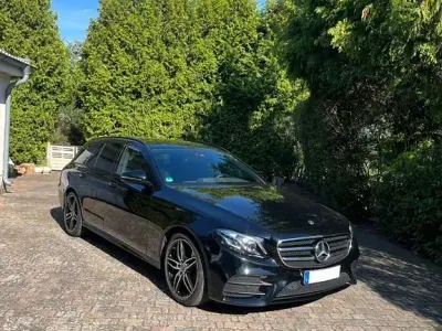Gebraucht Mercedes E220 AMG line 194 PS (142 kW) 2017 Schwarz Limousine