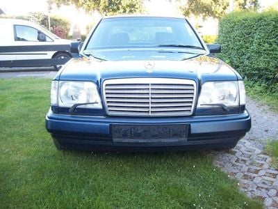 Blau Gebraucht 1985 Mercedes 260 Limousine | 7.900 €