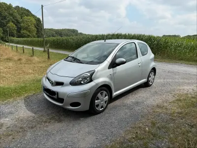 Gebraucht Toyota Aygo 68 PS (50 kW) 2011 Silber Kleinwagen