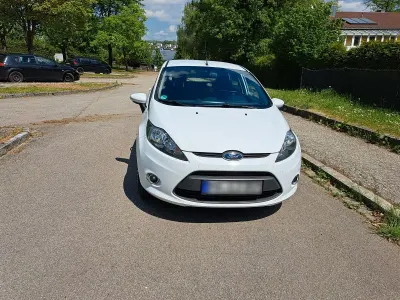 Gebraucht Ford Fiesta Trend 92 PS (67 kW) 2012 Weiß Limousine