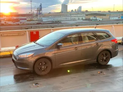 Gebraucht Ford Focus Trend 105 PS (77 kW) 2015 Grau Limousine
