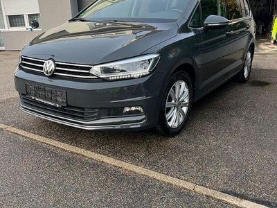 Grau Gebraucht 2018 VW Touran Highline Van / Kleinbus | 18.000 € (Guter Preis)