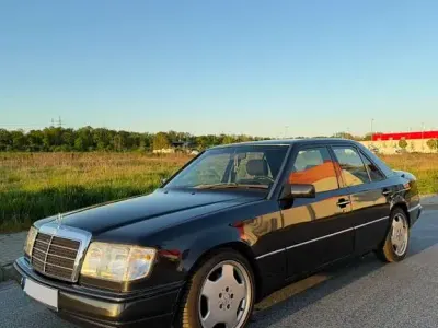 Gebraucht Mercedes E200 118 PS (86 kW) 1990 Schwarz Limousine