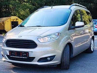 Beige Gebraucht 2015 Ford Tourneo Courier Ambiente Van / Kleinbus | 11.000 € (Fairer Preis)