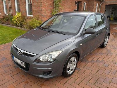 Grau Gebraucht 2010 Hyundai i30 Comfort Limousine | 2.500 € (Fairer Preis)