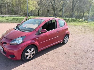 Gebraucht Toyota Aygo 68 PS (50 kW) 2010 Rot Kleinwagen
