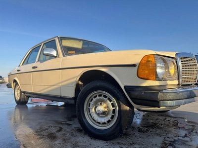 Beige Gebraucht 1982 Mercedes E300 Limousine | 7.123 €