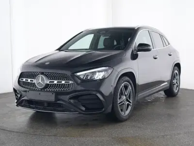 Gebraucht Mercedes GLA180 AMG line 136 PS (100 kW) 2024 Lack kosmosschwarz SUV