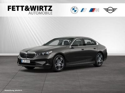 Gebraucht BMW 530e 299 PS (219 kW) 2024 Sophistograu brillanteffekt metallic Limousine