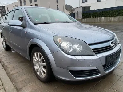 Usata Opel Astra Elegance 105 CV (77 kW) 2004 Argento Berlina