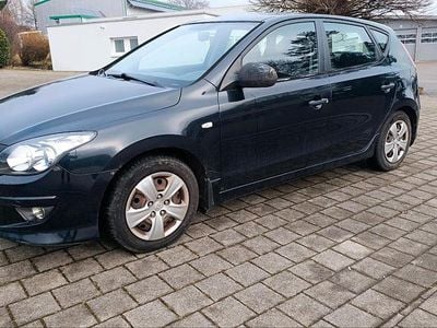 Gebraucht Hyundai i30 108 PS (79 kW) 2011 Schwarz Limousine