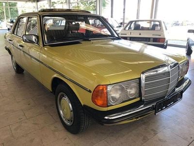 Gelb Gebraucht 1975 Mercedes 230 Limousine | 12.499 €
