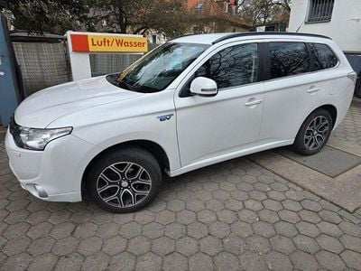 Gebraucht Mitsubishi Outlander P-HEV Intense 121 PS (88 kW) 2014 Weiß SUV