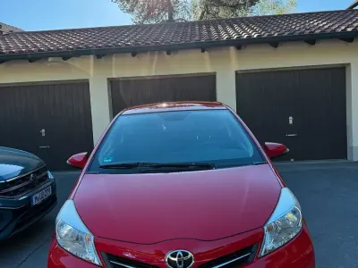 Gebraucht Toyota Yaris Cool 69 PS (50 kW) 2013 Rot Kleinwagen