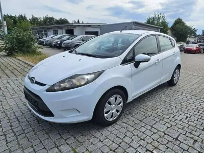 Gebraucht Ford Fiesta Trend 82 PS (60 kW) 2011 Frostweiß Kleinwagen