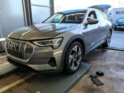 Używany Audi e-tron Ambiente 230 kW (313 KM) 2023 Szary SUV