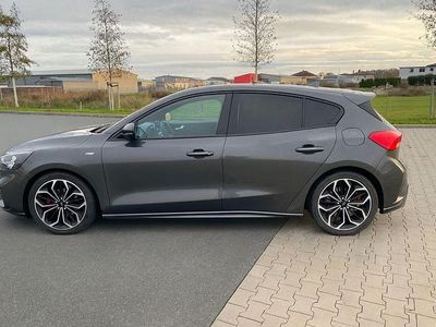 Grau Gebraucht 2018 Ford Focus ST-Line Limousine | 13.499 € (Etwas zu teuer)