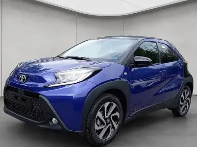 Neu Toyota Aygo X Play 72 PS (52 kW) 2025 Juniper blue / night sky SUV