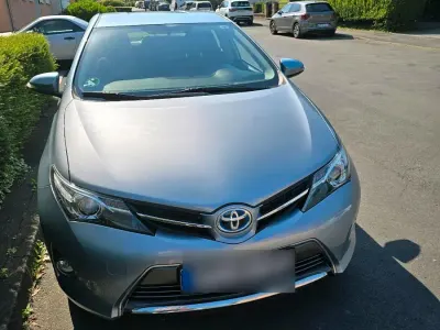 Gebraucht Toyota Auris Hybrid 130 PS (95 kW) 2013 Blau Limousine