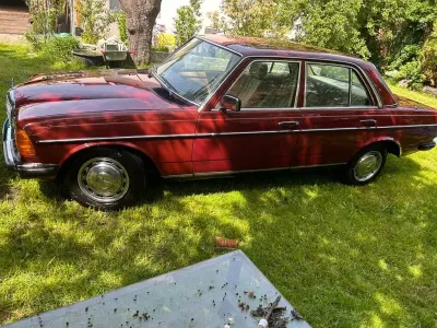 Używany Mercedes E230 136 KM (100 kW) 1983 Czerwony Sedan/Limuzyna