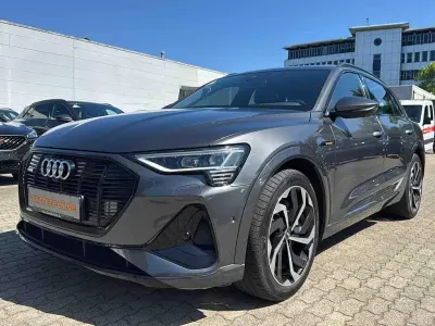 Gebraucht Audi e-tron S-Line 300 kW (408 PS) 2022 Daytonagrau perleffekt SUV