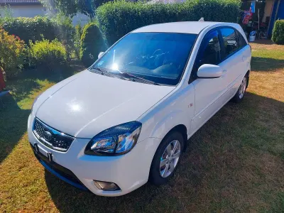 Gebraucht Kia Rio Attract 97 PS (71 kW) 2010 Weiß Limousine
