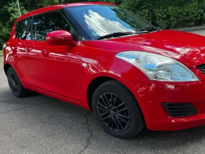 Gebraucht Suzuki Swift 94 PS (69 kW) 2012 Rot Kleinwagen