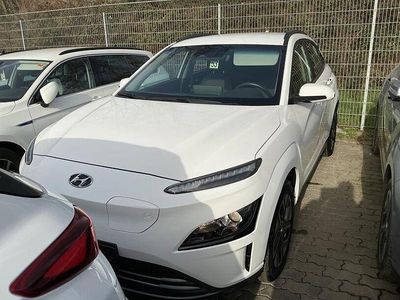 Gebraucht Hyundai Kona Select 100 kW (136 PS) 2022 Weiß SUV